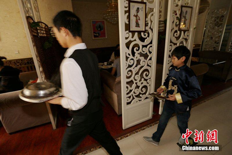 鄭州現(xiàn)袖珍人童話(huà)主題餐廳 店員平均身高1.3米