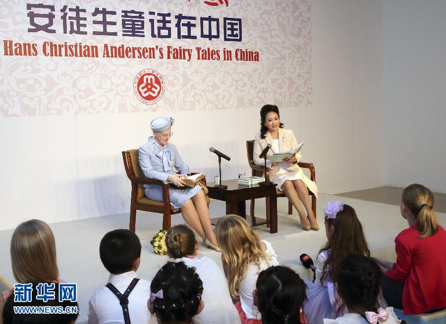 這是彭麗媛和瑪格麗特二世來到兩國孩子們當中，為孩子們朗讀安徒生童話《丑小鴨》選段。