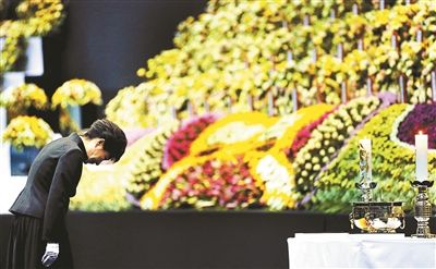 4月29日，韓國總統(tǒng)樸槿惠為“歲月”號(hào)沉沒客輪死難者默哀圖片/IC
