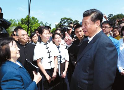 習(xí)近平在校園觀看北大師生紀(jì)念五四運(yùn)動95周年青春詩會時同朗誦者親切交談。新華社發(fā)