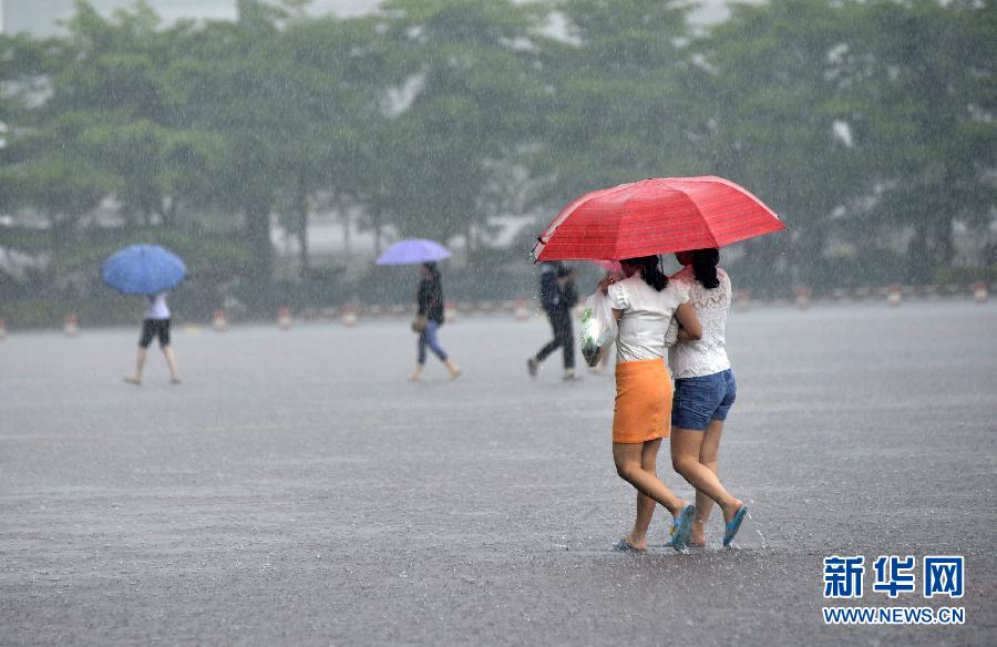 5月11日，市民在深圳梅林檢查站廣場冒雨出行。
