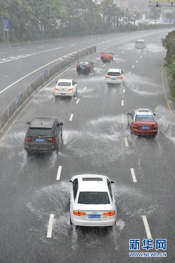 　5月11日，車輛在深圳街頭涉水前行。