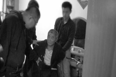 　向南夫被警方抓獲。