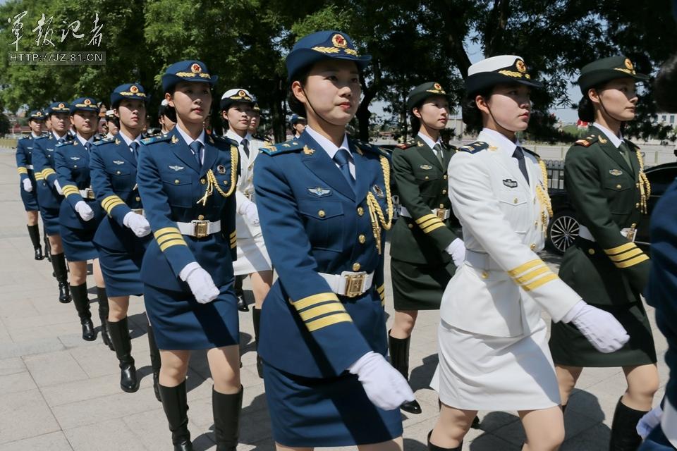 解放軍首批女儀仗兵亮相，90%以上擁有大專以上學(xué)歷，平均身高1.72米。圖為女兵儀仗隊。