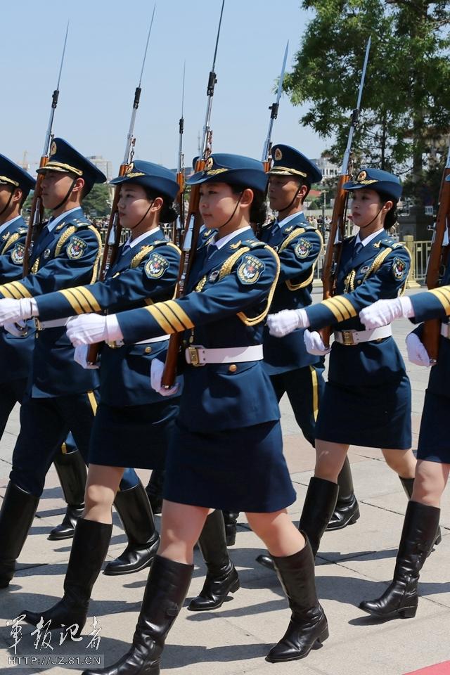 　解放軍首批女儀仗兵亮相，90%以上擁有大專以上學(xué)歷，平均身高1.72米。圖為女兵儀仗隊。