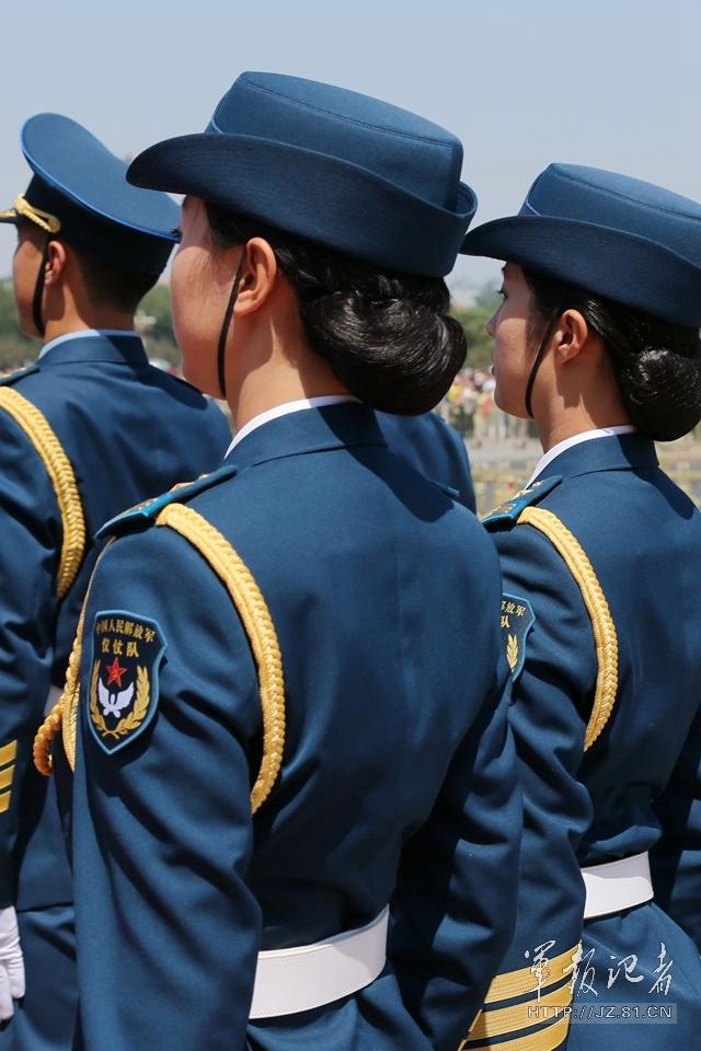 解放軍首批女儀仗兵亮相，90%以上擁有大專以上學(xué)歷，平均身高1.72米。圖為女兵儀仗隊。
