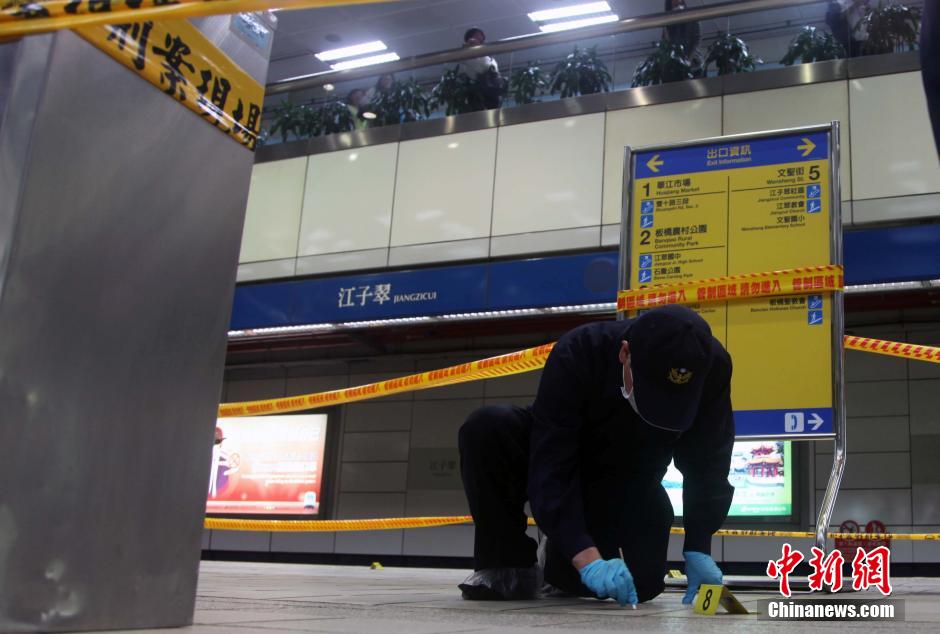 圖為新北市警察在現(xiàn)場(chǎng)勘查。中新社發(fā) 劉舒凌 攝