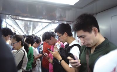 北京地鐵6號(hào)線,一名上班族利用乘車(chē)時(shí)間進(jìn)餐。京華時(shí)報(bào)記者陶冉攝