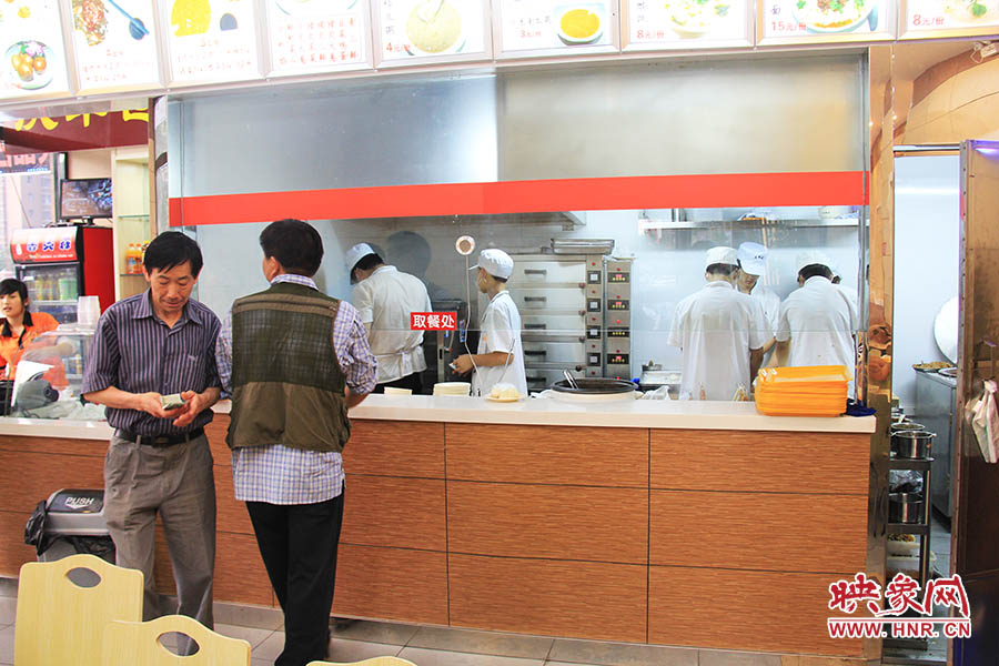 店面仍處于“試營業(yè)”狀態(tài),后廚的設備嶄新,看起來還算整潔。