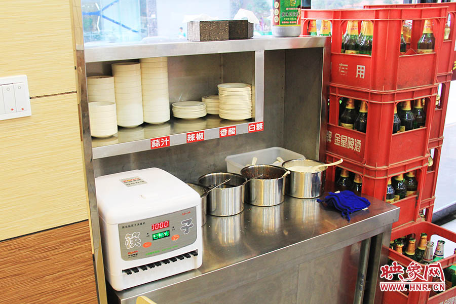 調(diào)料、小碟、餐具也都被放在另一張單獨的桌子上,需要用餐者“自助”。