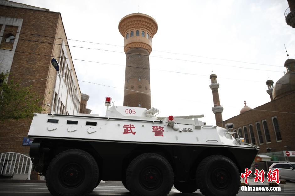 武警車輛經過國際大巴扎