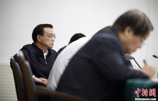 李克強(qiáng)在赤峰主持召開部分企業(yè)與金融機(jī)構(gòu)負(fù)責(zé)人座談會(huì)。