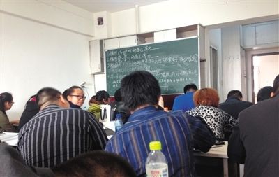 5月6日，大慶市，油田實行招工考試后，出現(xiàn)了各種考前輔導(dǎo)班。