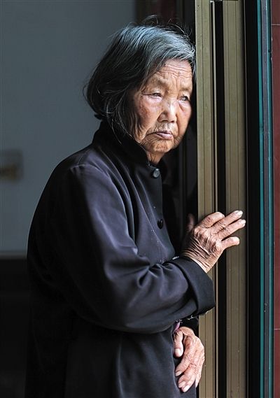 為了能“睡棺木”土葬，潘秀英四次喝農(nóng)藥自殺，后被搶救過來。