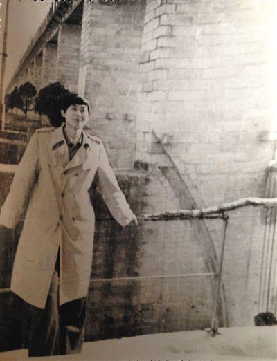 1995年，于英生在蚌埠淮河閘上留影。