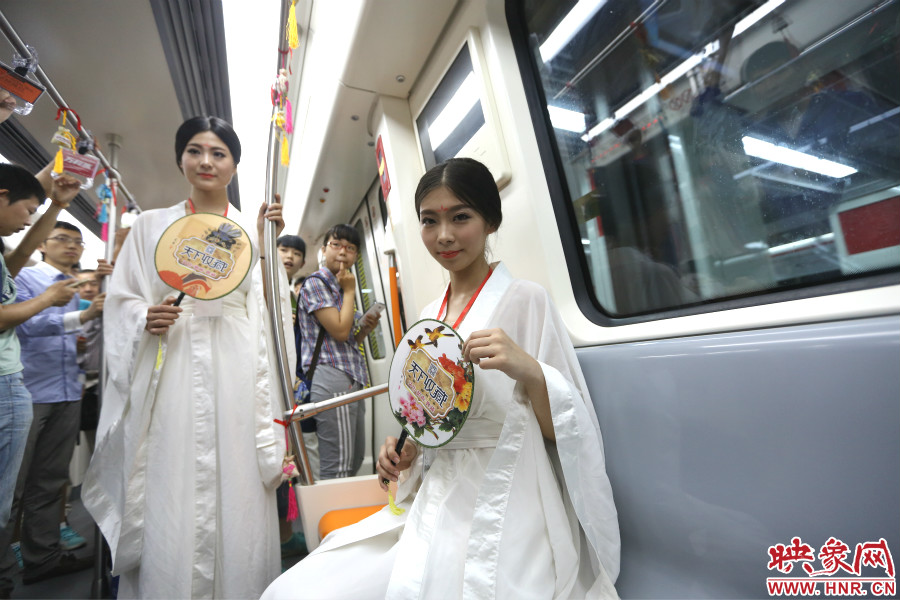 乘著龍舟“穿越”到鄭州的兩位古裝美女。