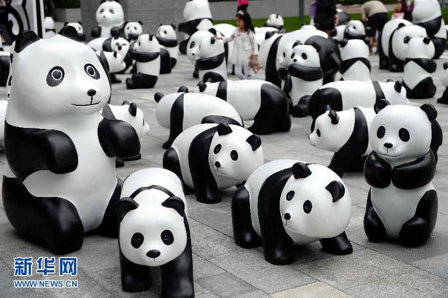 這是6月2日在上海靜安嘉里中心廣場(chǎng)拍攝的萌態(tài)百出的“熊貓”大軍。