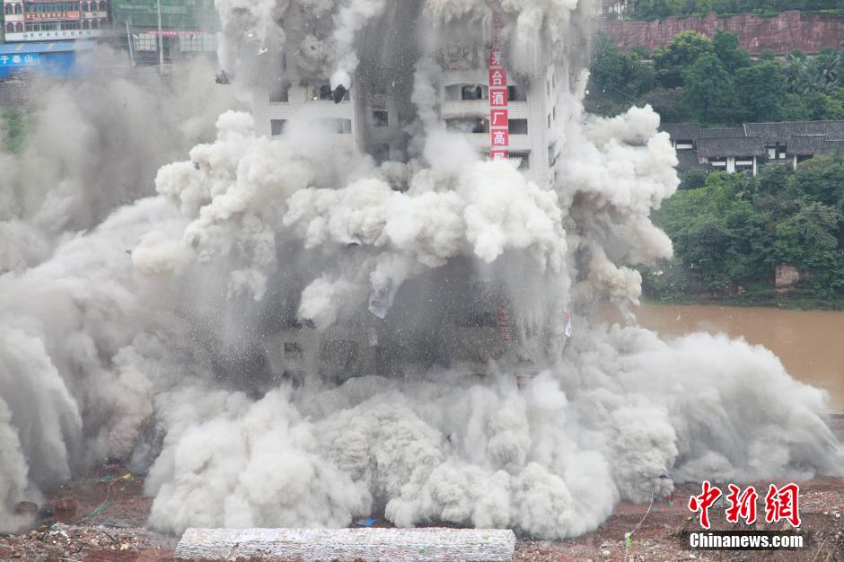 6月6日13時(shí)，貴州仁懷茅臺大橋及鐘樓整體爆破成功。