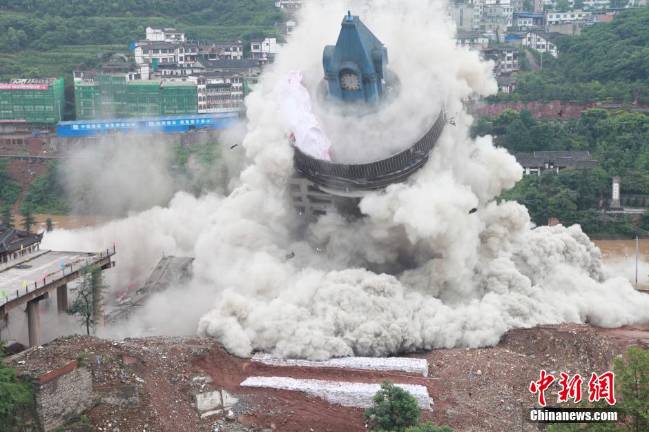 6月6日13時(shí)，貴州仁懷茅臺大橋及鐘樓整體爆破成功。