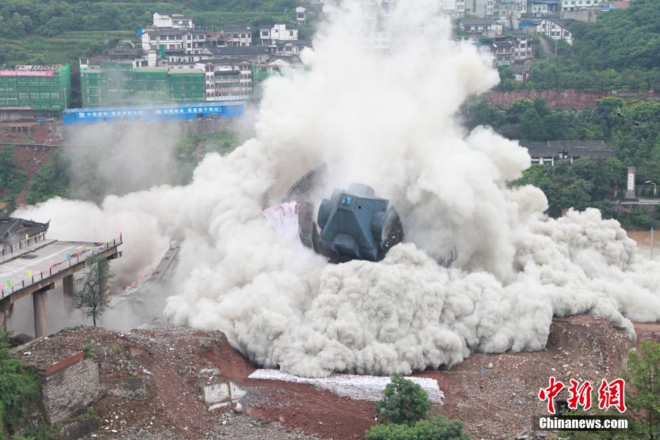 6月6日13時(shí)，貴州仁懷茅臺大橋及鐘樓整體爆破成功。