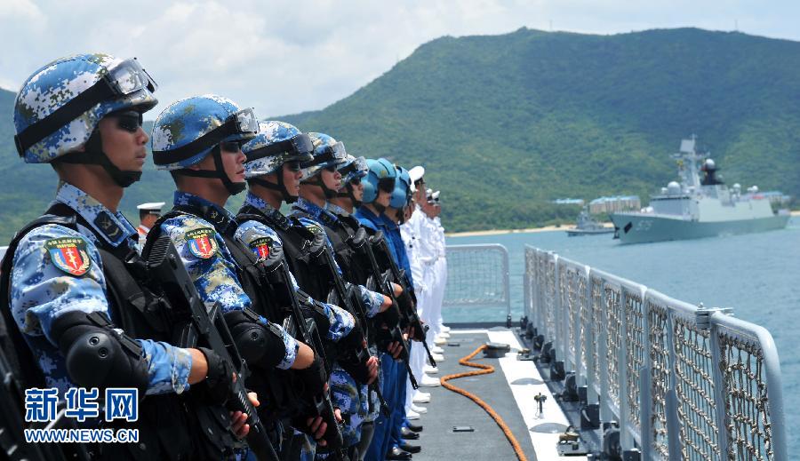 6月9日，在三亞某軍港，海口艦官兵及隨艦出海的特戰(zhàn)隊員離開碼頭。