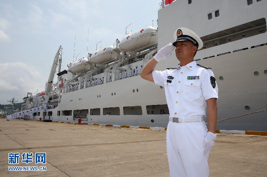 6月9日，在浙江舟山某軍港，和平方舟醫(yī)院船船長章榮華請示起航。