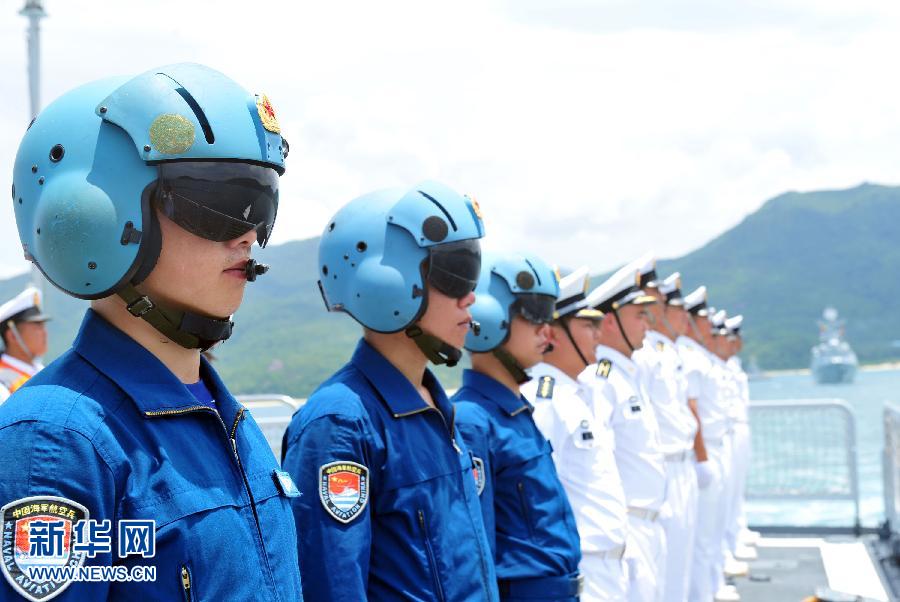  6月9日，在三亞某軍港，隨?？谂瀰⒀莸呐炤d直升機飛行員整裝待發(fā)。