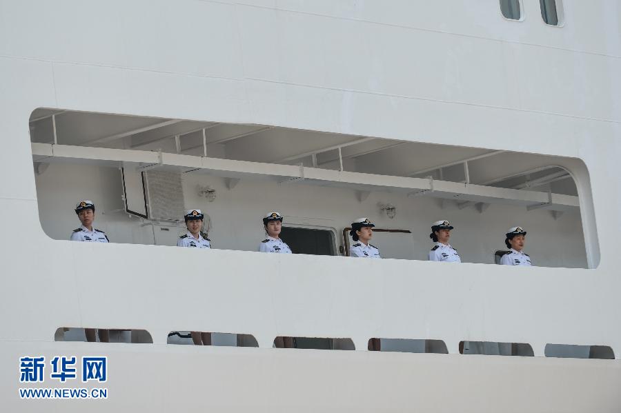  6月9日，在浙江舟山某軍港，和平方舟醫(yī)院船上的海軍官兵列隊與港口送行人員告別。