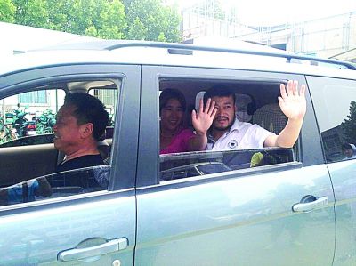 孫正龍和妻子、家人，揮手和醫(yī)護(hù)人員告別。張凌飛
