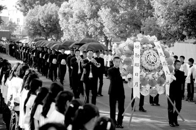 護(hù)送陣亡將士遺骸的隊(duì)伍緩緩走入殤墓園。