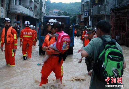 6月19日，短時(shí)強(qiáng)降雨導(dǎo)致福州長樂市玉田鎮(zhèn)轄區(qū)內(nèi)多處被洪水圍困，大量人員被困。朱曉航 黃綠榮 圖/文