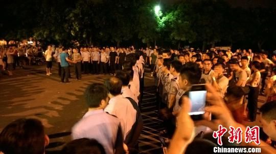 大批警力集中撤離現(xiàn)場(chǎng)。 王剛 攝