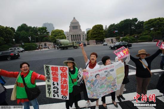 當(dāng)?shù)貢r(shí)間5月13日，日本示威者在位于東京的國(guó)會(huì)議事堂外高喊口號(hào)，反對(duì)日本政府計(jì)劃修憲以解禁自衛(wèi)權(quán)。