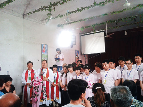 2013 年初，“全范圍教會”的信徒在參加集會。