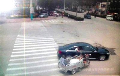 23日中午，陳母被突然噴毒。新京報(bào)記者 王瑞鋒 攝