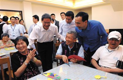 　昨日，張志軍前左二和陪同的新北市長朱立倫與老人們交談。