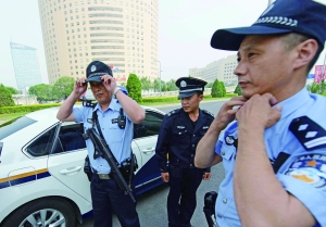 鳥(niǎo)巢附近,兩名民警和一名輔警負(fù)責(zé)該區(qū)域的巡邏任務(wù)。