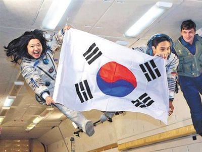 　2007年9月10日，李炤燕（左）在俄羅斯首都莫斯科接受零重力飛行訓(xùn)練。