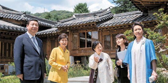 照片中左起分別是習近平、樸槿惠、家具博物館館長鄭美淑(音)、隨同翻譯、彭麗媛。