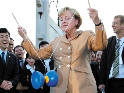 2007年8月27日，北京，默克爾正在玩扯鈴。