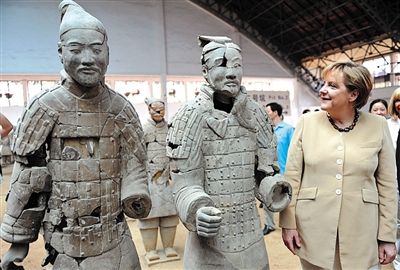 2010年7月17日，西安，默克爾參觀兵馬俑，慶祝生日。