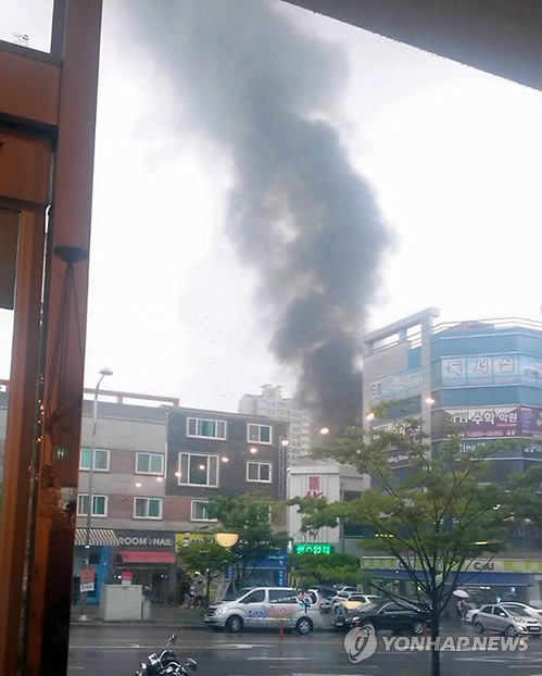 一架直升機(jī)在韓國光州市區(qū)墜毀已致3人死亡