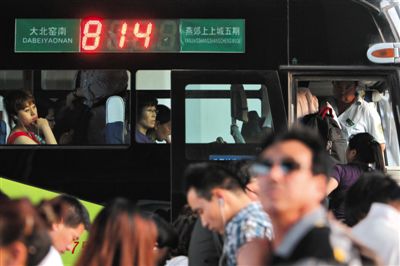 2014年5月22日,乘客在北京大北窯南乘坐開往燕郊的814路公交車。