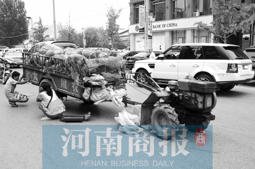 兩車相蹭后，小陳與妻子慌了神