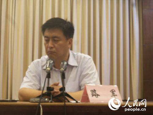 面對近百名記者，路軍當(dāng)場哭泣，現(xiàn)場集體為遇難者默哀。