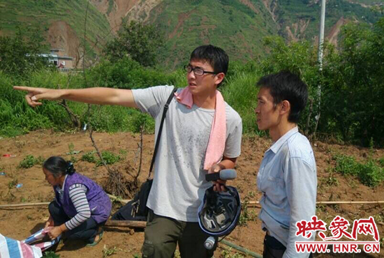 河南新聞廣播記者朱奕名震中采訪(fǎng)受災(zāi)群眾