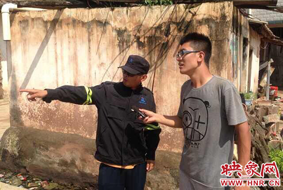 河南新聞廣播記者黨忱在采訪(fǎng)救援隊(duì)員