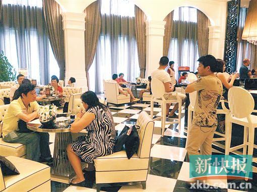 　昨天雖是工作日,但南海區(qū)某樓盤客流不少。