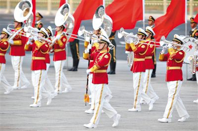 昨日，紅白相配的解放軍軍樂(lè)團(tuán)行進(jìn)演奏服亮相。杜洋 攝