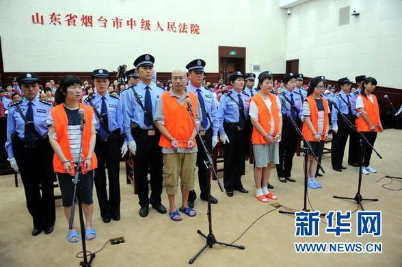 8月21日，被告人張帆、張立冬、呂迎春、張航、張巧聯(lián)到庭。法庭逐一核對被告人身份。